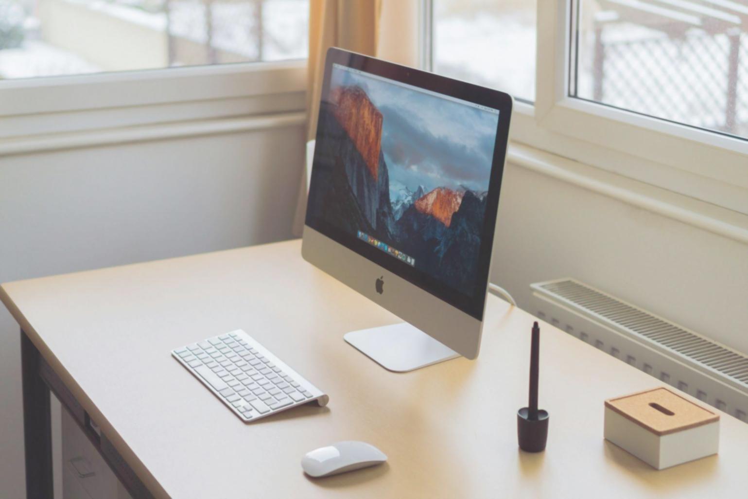 Modernes Büro mit Finanzanalyse-Arbeitsplatz